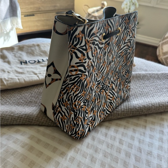 Louis Vuitton Neonoe Jungle Giant Reverse Tote - Picture 9 of 10